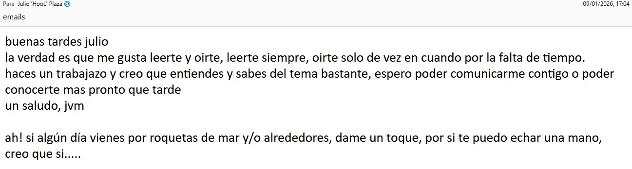 Captura de pantalla de un email en español donde el remitente saluda a Julio, se disculpa por la poca frecuencia de respuestas debido al trabajo, y sugiere quedar si se visita Roquetas de Mar o alrededores.